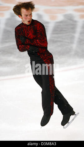 (Dpa) - tedesco figura skater Stefan Lindemann (25) esegue in uomini della libera concorrenza di pattinaggio presso il campionato tedesco nel pattinaggio artistico a Berlino, Venerdì, 30 dicembre 2005. Lindemann ha preso il suo quinto titolo, ma è ancora necessario per migliorare per i campionati europei a Lione per la fine di gennaio. Foto: Michael Hanschke Foto Stock