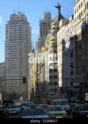 (Dpa) - Il traffico intenso sulla Gran Via vicino alla Torre de Madrid (indietro, L) a Madrid, Spagna, 24 settembre 2005. Foto: Rolf Haid Foto Stock