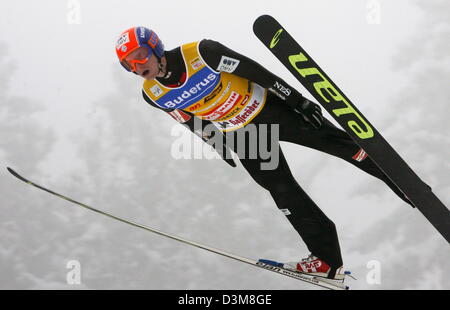 (Dpa) - sci ceco Jakub ponticello Janda è in volo dopo aver sollevato dal Bergisel ski jump durante una pratica salta in 54th quattro Hill nel torneo di Innsbruck, Austria, 03 gennaio 2006. Foto: Peter Kneffel Foto Stock