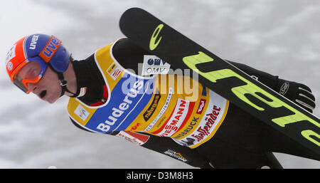 (Dpa) - sci ceco Jakub ponticello Janda in azione come lui solleva dal Bergisel ski jump durante una pratica salta in 54th quattro Hill nel torneo di Innsbruck, Austria, 03 gennaio 2006. Foto: Peter Kneffel Foto Stock