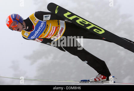 (Dpa) - sci ceco Jakub ponticello Janda in azione come lui solleva dal Bergisel ski jump durante una pratica salta in 54th quattro Hill nel torneo di Innsbruck, Austria, 03 gennaio 2006. Foto: Peter Kneffel Foto Stock