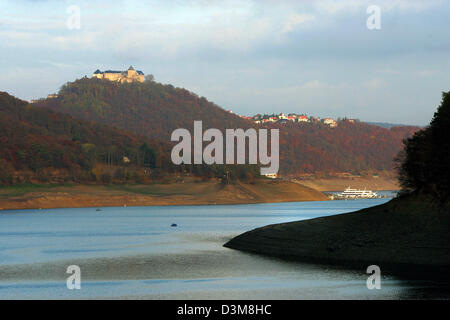 (Dpa) - Una vista verso il castello medievale Waldeck sulla cima di una collina alta sopra la Edersee (Lago di Eder) a Waldeck, Germania, 03 novembre 2005. Foto: Uwe Zucchi Foto Stock