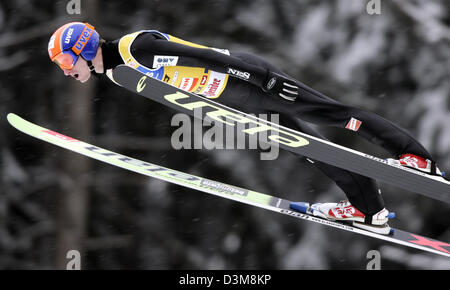 Sci ceco Jakub ponticello Janda è in volo durante la formazione presso il Bergisel salto nella 54th FIS quattro colli nel torneo di Innsbruck, Austria, mercoledì 4 gennaio 2006. Foto: Matthias Schrader Foto Stock