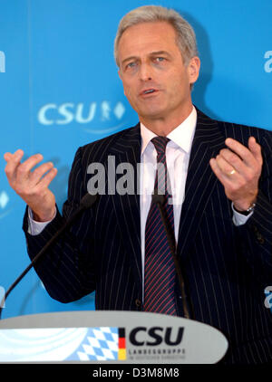 (Dpa) - CSU membro del Group Chief Peter Ramsauer tiene un discorso durante la CSU inverno conclave di Kreuth, Germania, mercoledì 04 gennaio 2006. Foto: Frank Leonhardt Foto Stock