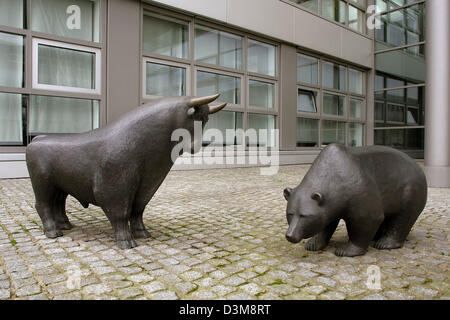 (Dpa) - l'immagine mostra il famoso bull e bear statue davanti la nuova Borsa di Francoforte sul Meno, Germania, 14 novembre 2005. Foto: Heiko Wolfraum Foto Stock