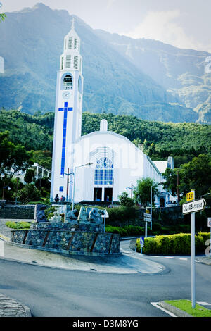 La chiesa nella città di montagna di Cilaos caldera o cirque (altitudine 1214m), sull'isola francese di La Reunion, Oceano Indiano. Foto Stock