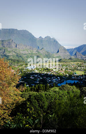 Vista sulla città di montagna di Cilaos caldera o cirque (altitudine 1214m), sull'isola francese di La Reunion, Oceano Indiano. Foto Stock