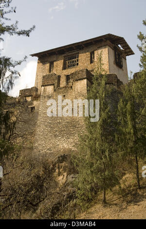 Sebbene in parziale ruderi, le pareti esterne del centro storico 1648 Drukgyel Dzong torre ancora al di sopra della valle di Paro del Bhutan, Asia Foto Stock