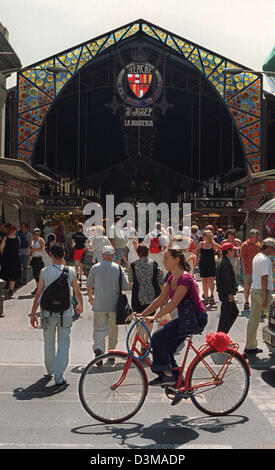 (Dpa) FILE - La foto mostra Mercat de Sant Josep sala mercato chiamato 'La Boqueria' vicino a Ramblas di Barcellona, Spagna, 10 giugno 2002. È considerato come il migliore e il più bel mercato alimentare in città. Gli ospiti possono scegliere tra un enorme varietà offerta da centinaia di bancarelle. Il nome 'Boqueria' assumingly deriva da "BOC", il catalano per caprone. Nel XIII secolo ma non vi è stato un Foto Stock