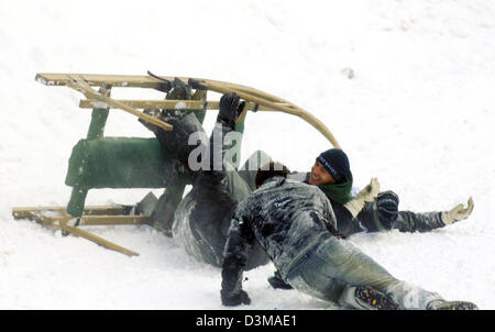 (Dpa) - La discesa sled gara di quelle sconsiderate gli uomini si è conclusa in una spettacolare crash alla montagna locale a Garmisch-Partenkirchen, in Germania, venerdì 06 gennaio 2006. Squadre di quattro competere in gara a cavallo di legno tradizionali slittini con lunghi a forma di corno guide. Foto: Frank Maechler Foto Stock