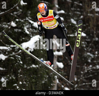 (Dpa) - sci ceco Jakub ponticello Janda è in volo durante la sua pratica salta fuori il Paul Ausserleitner ski jump al 54th quattro Hill nel torneo di Bischofshofen, Austria, Venerdì, 06 gennaio 2006. Foto: Matthias Schrader Foto Stock