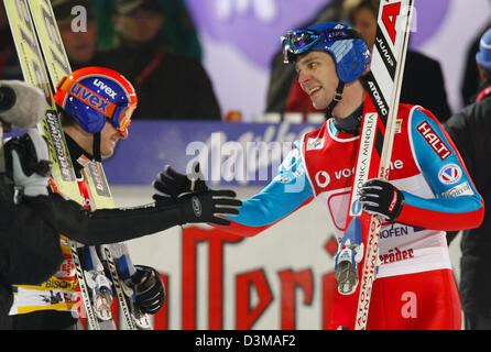 (Dpa) - sci ceco Jakub ponticello Janda (L) gratulates i suoi compagni di ponticello di sci finlandese Janne Ahonen (R) dopo il round finale sul Paul Ausserleitner ski jump al 54th FIS quattro Hill nel torneo di Bischofshofen, Austria, Venerdì, 06 gennaio 2006. Per la prima volta nella storia del concorso due ponticelli di sci sono la condivisione della vittoria assoluta. Janda e Ahonen raggiunto esattamente t Foto Stock