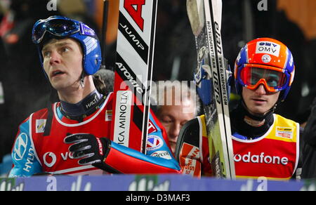 (Dpa) - sci ceco Jakub ponticello Janda (R) camminare per passare il suo compagno di ponticello di sci finlandese Janne Ahonen dopo il round finale sul Paul Ausserleitner ski jump al 54th FIS quattro Hill nel torneo di Bischofshofen, Austria, Venerdì, 06 gennaio 2006. Per la prima volta nella storia del concorso due ponticelli di sci sono la condivisione della vittoria assoluta. Janda Ahonen e ottenere esattamente la sa Foto Stock