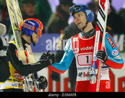 (Dpa) - sci ceco Jakub ponticello Janda (L) si congratula con il suo compagno di ponticello di sci finlandese Janne Ahonen (R) dopo il round finale sul Paul Ausserleitner ski jump al 54th FIS quattro Hill nel torneo di Bischofshofen, Austria, Venerdì, 06 gennaio 2006. Per la prima volta nella storia del concorso due ponticelli di sci sono la condivisione della vittoria assoluta. Janda e Ahonen raggiunti exactl Foto Stock