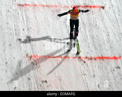 (Dpa) - sci ceco Jakub ponticello Janda atterra sul suo sci sul tratto finale della pendenza nel round finale sul Paul Ausserleitner ski jump al 54th FIS quattro Hill nel torneo di Bischofshofen, Austria, Venerdì, 06 gennaio 2006. Per la prima volta nella storia del torneo due ponticelli di sci sono la condivisione della vittoria assoluta. Finlandese Janne Ahonen e Janda raggiunto esattamente t Foto Stock