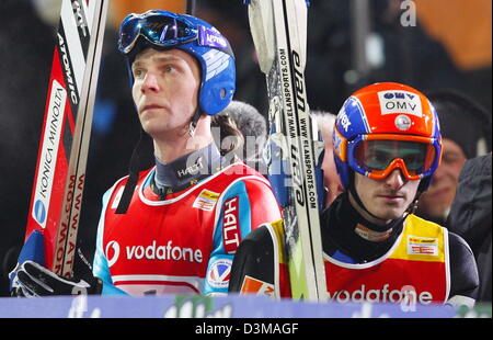 (Dpa) - sci ceco Jakub ponticello Janda (R) passa il finlandese Janne Ahonen dopo l'ultimo salto della FIS quattro colli torneo su Paul Ausserleitner jump in Bischofshofen, Austria, 06 gennaio 2006. Per la prima volta nella FIS Torneo delle quattro colline due atleti condividono la vittoria assoluta . Janda e Ahonen acquisita esattamente gli stessi punti dopo la quarta fase. Ahonen ha vinto la finale s Foto Stock