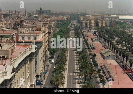 (Dpa file) - Vista dalla alta 60 metri Columbus memorial state edificate al Salone Mondiale 1888 al posto de Portal de la Pau sul Passeig de Colom plam foderato di fronte acqua al Moll de la Fusta di Barcellona, Spagna, 24 giugno 2002. Quattro molto sottile di persone possono raggiungere la ciotola di vetro sui piedi di explorer solo da ascensore. Si ha una bellissima vista sul porto e la città f Foto Stock