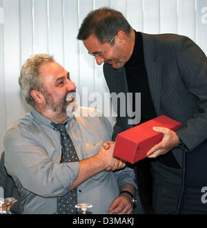 (Dpa) - Bernhard RAPKAY, presidente del Partito socialdemocratico (SPD) fazione del Parlamento europeo, riceve un tardivo congratulazioni per il suo 55º compleanno dal DOCUP Presidente Matthias Platzeck (R) all'apertura della sessione del DOCUP sedia a Berlino, lunedì 09 gennaio. L'anno della prima sessione si è svolta nel Willy-Brandt-Haus nel quartiere Kreuzberg di Berlino. Ph Foto Stock