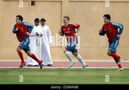 (Dpa) - I giocatori della Bundesliga tedesca club di calcio Bayern Monaco di Baviera (L) Sebastian DEISLER, Bastian SCHWEINSTEIGER e Michael Ballack correre intorno al passo durante una pratica unità presso la sede di Al Wasl Football Club, Dubai, Emirati arabi uniti, lunedì 09 gennaio 2006. Il team di dieci giorni di training camp per in Dubai. Foto: Bernd Weissbrod Foto Stock