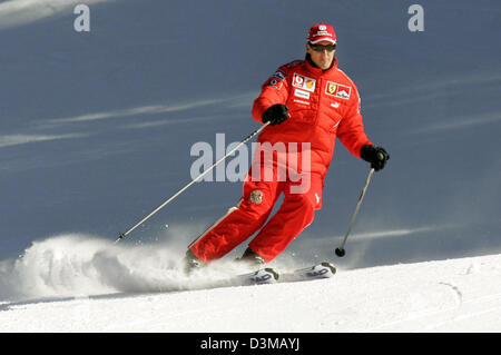 Il tedesco pilota di Formula Uno Michael Schmucher del team Ferrari durante una pista in Madonna di Campiglion, Italia, giovedì 12 gennaio 2006. Tradizionalmente l'intero equipaggio Ferrari compresi i piloti di iniziare il nuovo anno con una settimana di sci. Il nome della Ferrari di sci tradizionale riunione "Wrooom" accenni al suono delle vetture di Formula Uno. Una parte della pista da sci di Madonna di Campiglio sarà b Foto Stock