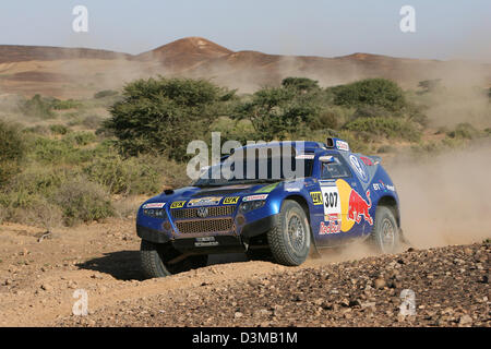 (Dpa) - Spagnolo rallye conducente Carlos Sainz e il suo tedesco co-driver Andreas Schulz in gara la loro gara Volkswagen Touareg attraverso il deserto durante il Rallye Dakar vicino Zouerat, Maurintania, giovedì, 05 gennaio 2006. Foto: Volkswagen Motorsport Foto Stock
