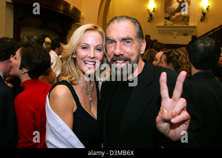 (Dpa) - John Paul DeJoria, co-fondatore e CEO di John Paul Mitchell Systems cura dei capelli, pone con sua moglie Eloise prima di una cena nell'ambito del Fairmont Chateau Lake Louise Sport Invitational in Alberta, Canada, 14 gennaio 2006. Foto: Hubert Boesl Foto Stock