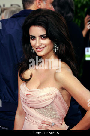 (Dpa) - attrice spagnola Penelope Cruz arriva alla 63a edizione Annuale di Golden Globe Awards presso il Beverly Hilton Hotel di Los Angeles, Stati Uniti d'America, 16 gennaio 2006. Foto: Hubert Boesl Foto Stock