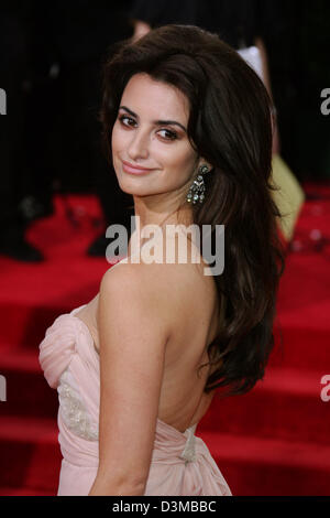 (Dpa) - attrice spagnola Penelope Cruz arriva alla 63a edizione Annuale di Golden Globe Awards presso il Beverly Hilton Hotel di Los Angeles, Stati Uniti d'America, 16 gennaio 2006. Foto: Hubert Boesl Foto Stock