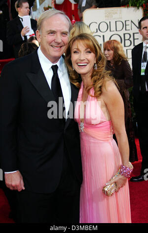 (Dpa) - attore statunitense James Keach e sua moglie US attrice Jane Seymour pongono insieme all'arrivo per la 63a edizione Annuale di Golden Globe Awards presso il Beverly Hilton Hotel di Los Angeles, Stati Uniti d'America, 16 gennaio 2006. Foto: Hubert Boesl Foto Stock