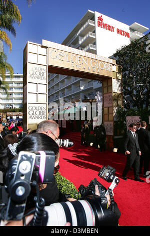 (Dpa) - fotografi, la sicurezza e la folla di persone si radunano lungo il tappeto rosso per la 63a edizione Annuale di Golden Globe Awards di fronte al Beverly Hilton Hotel di Los Angeles, Stati Uniti d'America, 16 gennaio 2006. Foto: Hubert Boesl Foto Stock