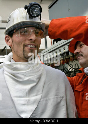 (Dpa) - l'immagine mostra la Bundesliga tedesca club FC Schalke 04's scontrino Kevin Kuranyi (L) e un lavoratore pit durante una visita alla miniera di carbone Lippe a Gelsenkirchen, Germania, mercoledì 18 gennaio 2006. Durante la visita Kuranyi e il resto della squadra compreso il loro capo allenatore è andato giù il pit 1.250 metri sotto il livello del mare. La miniera sarà chiuso all'inizio del 2010. Foto: Roland Foto Stock