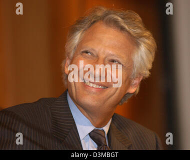 (Dpa) - Il premier francese Dominique de Villepin sorrisi come frequenta una serie di lezioni intitolata 'Forum Constitutionis Europae" alla Humboldt University di Berlino, Mercoledì, 18 gennaio 2006. Nel suo discorso, de Villepin ha espresso il suo interesse a continuare la sua stretta collaborazione con il nuovo governo tedesco di avanzare ulteriormente in Europa e che la Germania e la Francia avrebbe dovuto continuare a Foto Stock