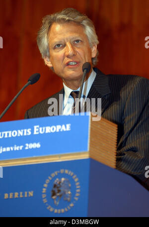 (Dpa) - Il premier francese Dominique de Villepin parla in linea con una serie di lezioni intitolata 'Forum Constitutionis Europae" alla Humboldt University di Berlino, Mercoledì, 18 gennaio 2006. Nel suo discorso, de Villepin ha espresso il suo interesse a continuare la sua stretta collaborazione con il nuovo governo tedesco di avanzare ulteriormente in Europa e che la Germania e la Francia avrebbe dovuto continuare a b Foto Stock