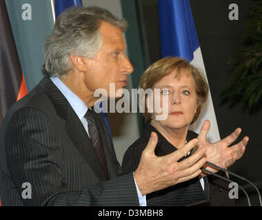 (Dpa) - Il premier francese Dominique de Villepin (L) gesti accanto al Cancelliere tedesco Angela Merkel durante una conferenza stampa tenutasi a Berlino, Mercoledì, 18 gennaio 2006. La Germania e la Francia prevede di raggruppare un ampia Unione Internazionale contro l'Iran nucleare dell'agenda politica. Merkel ha detto che la prossima riunione dell'Agenzia internazionale dell'Energia Atomica (IAEO) dovrebbe essere utilizzato per aumentare la Foto Stock