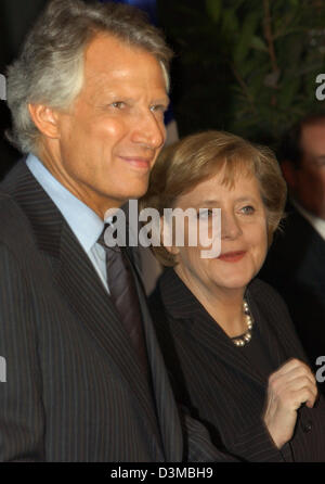 (Dpa) - Il premier francese Dominique de Villepin (L) e il Cancelliere tedesco Angela Merkel sorriso durante un incontro presso la cancelleria di Berlino, Mercoledì, 18 gennaio 2006. La Germania e la Francia prevede di raggruppare un ampia Unione Internazionale contro l'Iran nucleare dell'agenda politica. Merkel ha detto che la prossima riunione dell'Agenzia internazionale dell'Energia Atomica (IAEO) dovrebbe essere utilizzato per aumentare Foto Stock