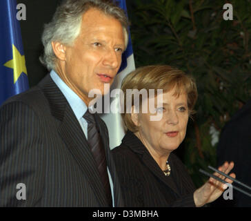 (Dpa) - Il premier francese Dominique de Villepin (L) e il Cancelliere tedesco Angela Merkel a rispondere a domande nel corso di una conferenza stampa presso la cancelleria di Berlino, Mercoledì, 18 gennaio 2006. La Germania e la Francia prevede di raggruppare un ampia Unione Internazionale contro l'Iran nucleare dell'agenda politica. Merkel ha detto che la prossima riunione dell'Agenzia internazionale dell'Energia Atomica (IAEO) dovrebbe Foto Stock