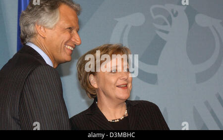 (Dpa) - Il premier francese Dominique de Villepin (L) e il Cancelliere tedesco Angela Merkel sorriso durante una conferenza stampa presso la cancelleria di Berlino, Mercoledì, 18 gennaio 2006. La Germania e la Francia prevede di raggruppare un ampia Unione Internazionale contro l'Iran nucleare dell'agenda politica. Merkel ha detto che la prossima riunione dell'Agenzia internazionale dell'Energia Atomica (IAEO) dovrebbe essere utilizzato per Foto Stock