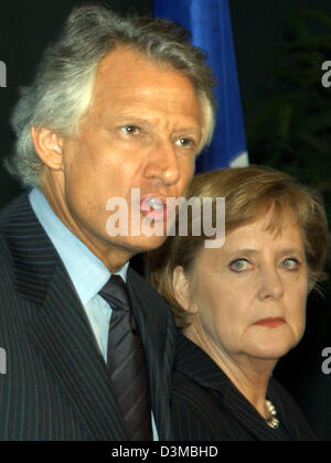 (Dpa) - Il premier francese Dominique de Villepin (L) e il Cancelliere tedesco Angela Merkel a rispondere a domande nel corso di una conferenza stampa presso la cancelleria di Berlino, Mercoledì, 18 gennaio 2006. La Germania e la Francia prevede di raggruppare un ampia Unione Internazionale contro l'Iran nucleare dell'agenda politica. Merkel ha detto che la prossima riunione dell'Agenzia internazionale dell'Energia Atomica (IAEO) dovrebbe Foto Stock