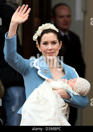 La Principessa Maria onde e sorrisi davanti alla cerimonia di battesimo del suo bambino figlio presso la cappella del castello di Christianborg su Copenaghen, Danimarca, Sabato, 21 gennaio 2006. A tre mesi il bambino è stato battezzato il principe cristiano ed è in seguito il suo padre il principe Frederik come seconda in linea per succedere al trono danese. I membri di numerose famiglie reali sono arrivati per caso in C Foto Stock