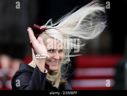 In Norvegia la Crown Princess Mette-Marit onde e sorrisi come lei arriva per la cerimonia di battesimo del bambino di Danish Crown Princess Maria e il Principe ereditario Frederik presso la cappella del castello di Christianborg su Copenaghen, Danimarca, Sabato, 21 gennaio 2006. La Principessa Mary e il Principe Frederik di tre mesi il bambino è stato battezzato il principe cristiano ed è in seguito il suo padre il principe Frederik Foto Stock