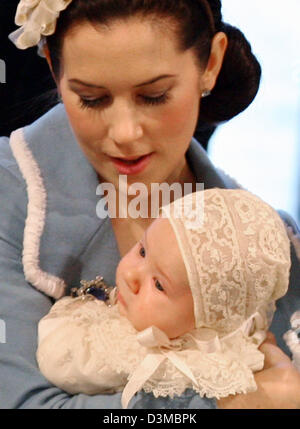 Danish Crown Princess Maria tiene il suo Figlio bambino nelle braccia dopo la cerimonia di battesimo presso la cappella del castello di Christianborg su Copenaghen, Danimarca, Sabato, 21 gennaio 2006. La Principessa Mary e il Principe Frederik di tre mesi il bambino è stato battezzato il principe cristiano ed è in seguito il suo padre il principe ereditario Frederik come seconda in linea per succedere al trono danese. I membri di numerou Foto Stock