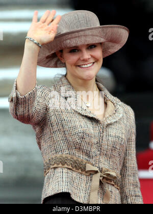 In Svezia il Crown Princess Victoria sorrisi e le onde come lei arriva per la cerimonia di battesimo del bambino di Danish Crown Princess Maria e il Principe ereditario Frederik presso la cappella del castello di Christianborg su Copenaghen, Danimarca, Sabato, 21 gennaio 2006. La Principessa Mary e il Principe Frederik di tre mesi il bambino è stato battezzato il principe cristiano ed è in seguito il suo padre il principe Frederik come Foto Stock