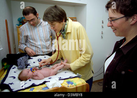 Dpa - (FILE) un pediatra auscultates cuore suona a quattro settimane vecchio baby boy in presenza dei suoi genitori durante una cosiddetta U3 checkup, CON SEDE IN HEMER, Germania, 26 gennaio 2005. Come in U2 checkup, il pediatra esamina nuovamente tutti gli organi, il sistema nervoso, struttura ossea, e in particolare del bambino funzione motore, articolazioni dell'anca e motivity. Anche le reazioni degli occhi e udito sono Foto Stock