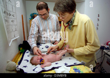 Dpa - (FILE) un pediatra auscultates cuore suona a quattro settimane vecchio baby boy in presenza di suo padre durante un cosiddetto U3 checkup, CON SEDE IN HEMER, Germania, 26 gennaio 2005. Come in U2 checkup, il pediatra esamina nuovamente tutti gli organi, il sistema nervoso, struttura ossea, e in particolare del bambino funzione motore, articolazioni dell'anca e motivity. Anche le reazioni degli occhi e udito sono e Foto Stock