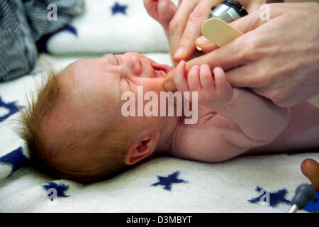 Dpa - (FILE) un pediatra esamina attentamente la cavità orale di un quattro settimane vecchio baby boy durante una cosiddetta U3 checkup, CON SEDE IN HEMER, Germania, 26 gennaio 2005. Come in U2 checkup, il pediatra esamina nuovamente tutti gli organi, il sistema nervoso, struttura ossea, e in particolare del bambino funzione motore, articolazioni dell'anca e motivity. Anche le reazioni degli occhi e udito sono esaminati, nonché wei Foto Stock