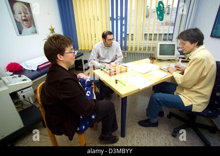 Dpa - (FILE) un pediatra (R) parla ai genitori di quattro settimane bambino prima di un cosiddetto U3 checkup, CON SEDE IN HEMER, Germania, 26 gennaio 2005. Come in U2 checkup, il pediatra esamina nuovamente tutti gli organi, il sistema nervoso, struttura ossea, e in particolare del bambino funzione motore, articolazioni dell'anca e motivity. Anche le reazioni degli occhi e udito sono esaminati, così come il peso e il dado Foto Stock