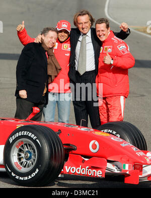 Team Ferrari capo Jean Todt, Brasiliano pilota di Formula Uno Felipe Massa, il presidente della Ferrari Luca di Montezemolo e il tedesco pilota di Formula Uno Michael Schumacher (L-R) pongono in gara la nuova vettura '248F1' durante la sua presentazione presso la pista del Mugello, Italia, martedì 24 gennaio 2006. Foto: Gero Breloer Foto Stock