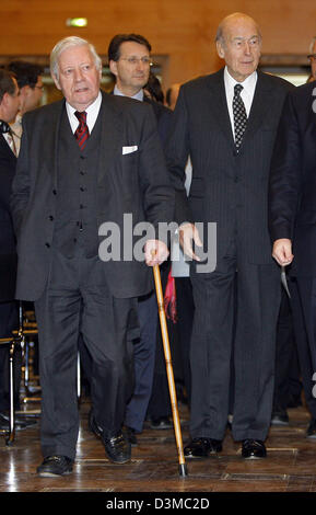 L'ex cancelliere tedesco Helmut Schmidt (L) ed ex Presidente francese Valéry Giscard d'Estaing arrivare per la cerimonia di consegna del premio per la Adenauer-de-Gaulle premio in Berlino, Martedì, 24 gennaio 2006. Sia il sambuco statisti sono stati premiati con il Adenauer-de-Gaulle premio che è stato consegnato loro dal Ministro degli esteri tedesco Frank-Walter Steinmeier. Foto: Peer Grimm Foto Stock