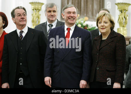 Il presidente tedesco Horst Koehler (2a da R) si erge tra (L-R) Vice Cancelliere Franz Muentefering dei Socialdemocratici (SPD), il consumatore tedesco il Ministro Horst Seehofer del cristiano sociale europea (CSU) e il Cancelliere tedesco Angela Merkel dei cristiano-democratici (CDU) di Berlino, serata di martedì 24 gennaio 2006. Presidente Koehler ha accolto con favore i membri del gabinetto di governo Foto Stock