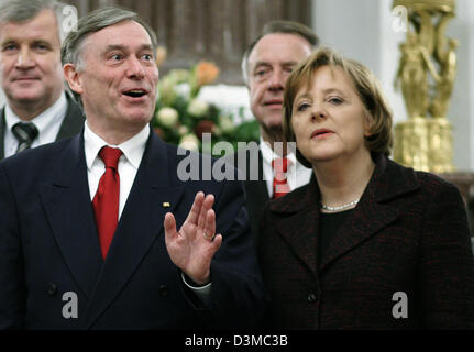 Il presidente tedesco Horst Koehler (2a da l) sorge accanto al Cancelliere tedesco Angela Merkel dei cristiano-democratici (CDU) di Berlino, serata di martedì 24 gennaio 2006. In presenza di sinistra è consumatore tedesco il Ministro Horst Seehofer del cristiano sociale europea (CSU). Presidente Koehler ha accolto con favore i membri del gabinetto di governo presso la sua residenza ufficiale a Schloss Bellevue Foto Stock